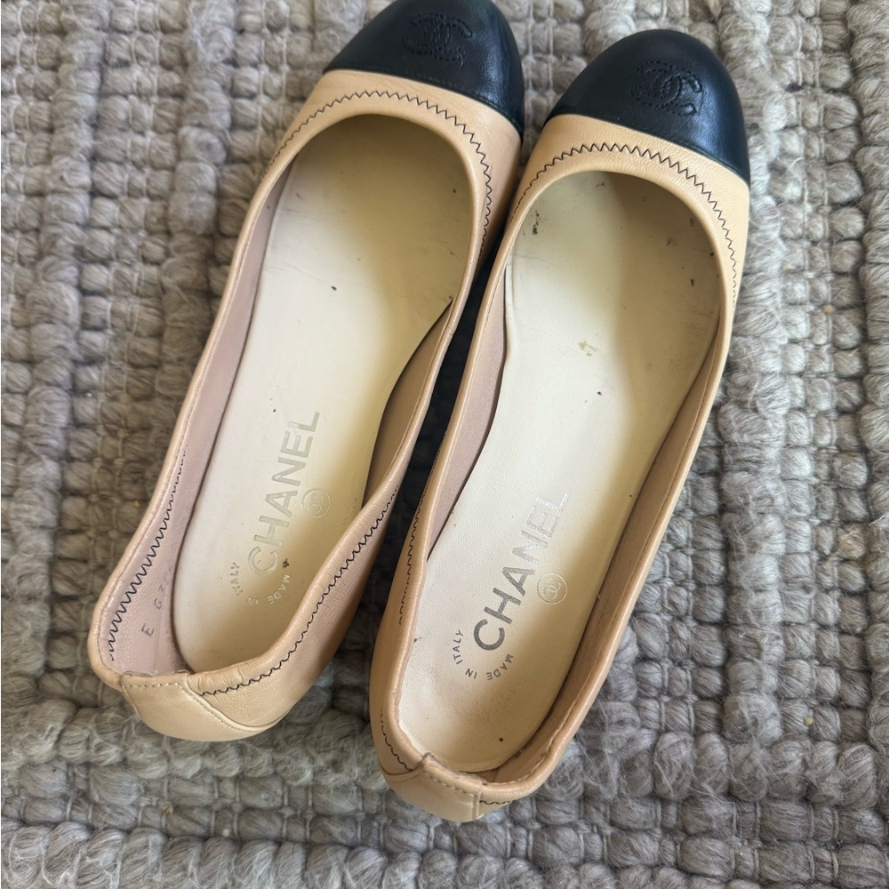 CHANEL Two-Tone Beige and Black Flats - Picture 8 of 8